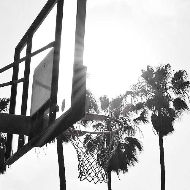 投手目光如炬，紧握的双拳蓄势待发，准备将这份清脆送给篮筐