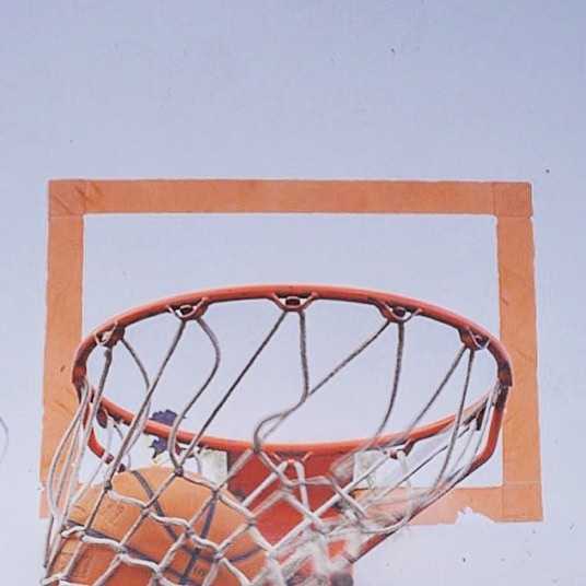 身体微微后仰，手腕轻柔一抖，将篮球温柔地送往那唯一的目标