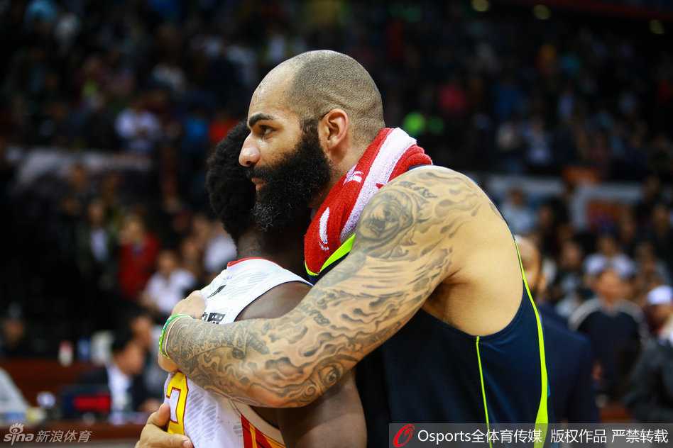 温情一幕，广东队新星赵睿在欢庆胜利之余不忘安慰失落的深圳队于德豪，胜负之外，年轻人的友谊更显珍贵。