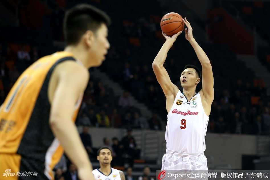 粤军火力全开主场狂屠山西 阿联尼克尔森联手统治禁区 广东队当家球星易建联在山西队内线群中高高跃起,如同飞将军从天而降,完成一次势大力沉的单手劈扣,引爆全场激情。