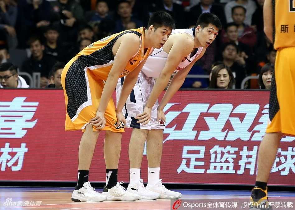 粤军火力全开主场狂屠山西 阿联尼克尔森联手统治禁区 广东大外援尼克尔森面对贴身防守毫无惧色,他如同一台攻城锤一般强硬地杀入山西队禁区,在对抗中完成写意上篮,展现出全面的进攻武器库。