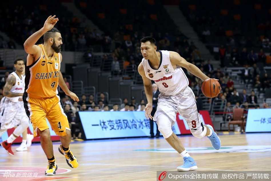 粤军火力全开主场狂屠山西 阿联尼克尔森联手统治禁区 广东小外援杰克逊如一道白色闪电般迅捷,在队友的掩护下觅得一丝空隙,果断跳投出手,篮球在空中划过一道彩虹般的弧线空心入网。