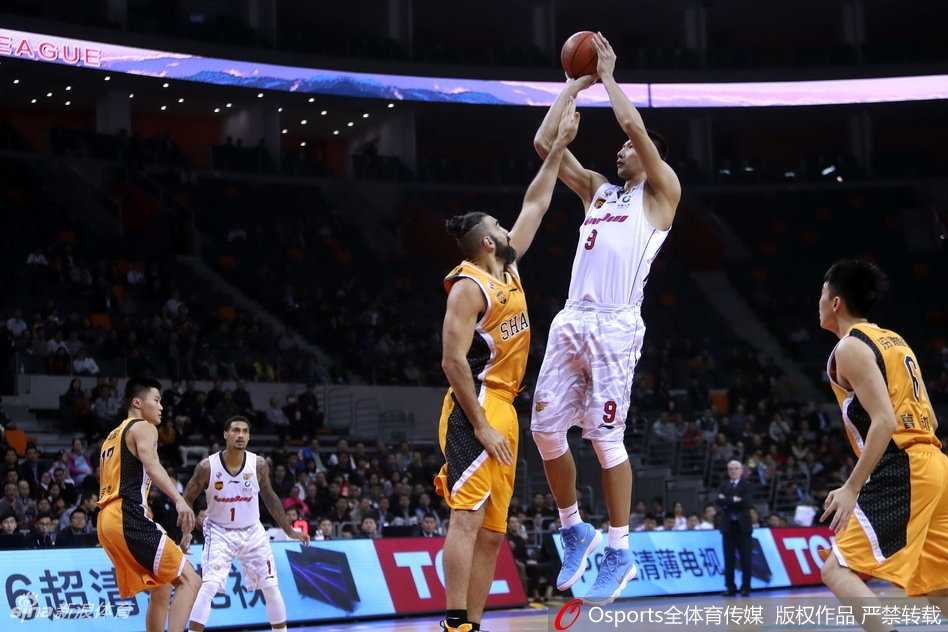 粤军火力全开主场狂屠山西 阿联尼克尔森联手统治禁区 场边的广东队主帅尤纳斯目光如炬,他双手比划着战术,神情专注地指挥着场上的每一次攻防,他的运筹帷幄是球队取得这场大胜的幕后功臣。