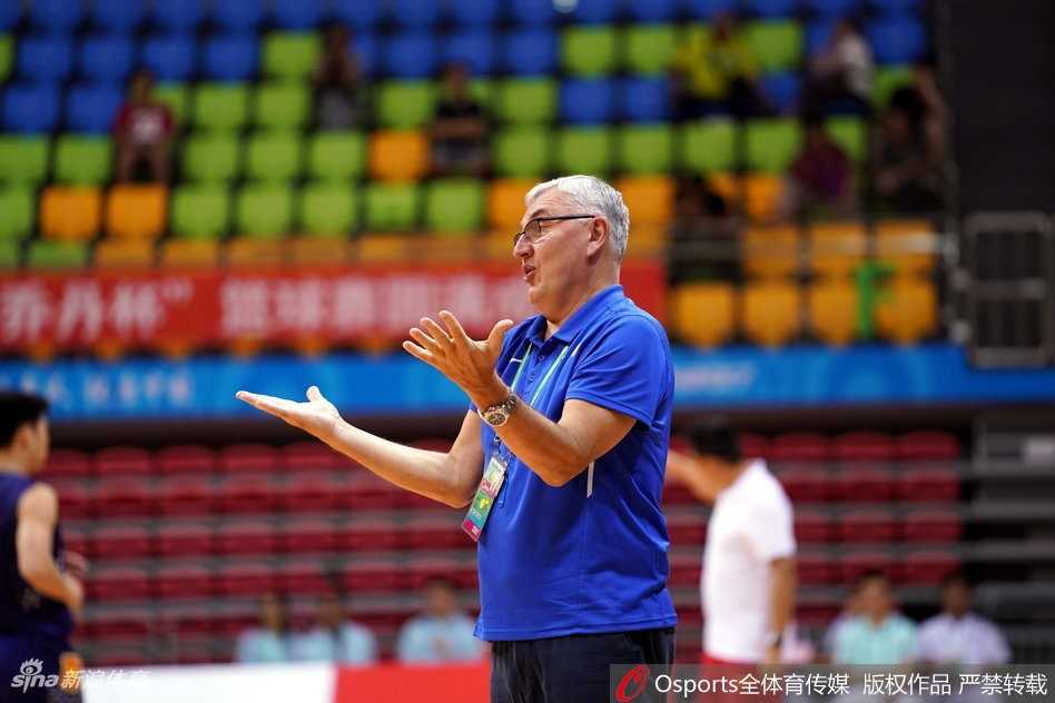 广东队长周鹏在严密防守下急停跳投，皮球划过一道完美弧线空心入网，他的果敢与坚毅是球队领先的保障。