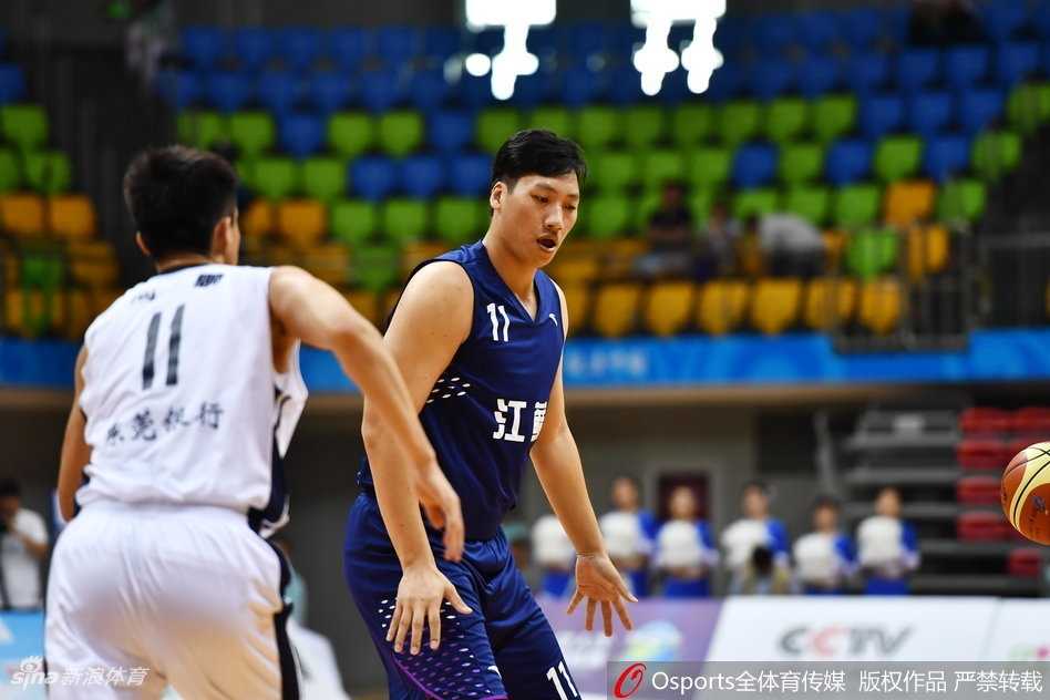 江苏老将易立持球突破，面对广东队年轻球员的严防死守，他依然凭借经验闪转腾挪，眼神中透露出不屈的斗志。
