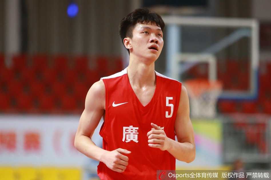 朱芳雨老当益壮，在有限的上场时间内稳健持球，用经验与力量背身单打，为年轻队员树立榜样。