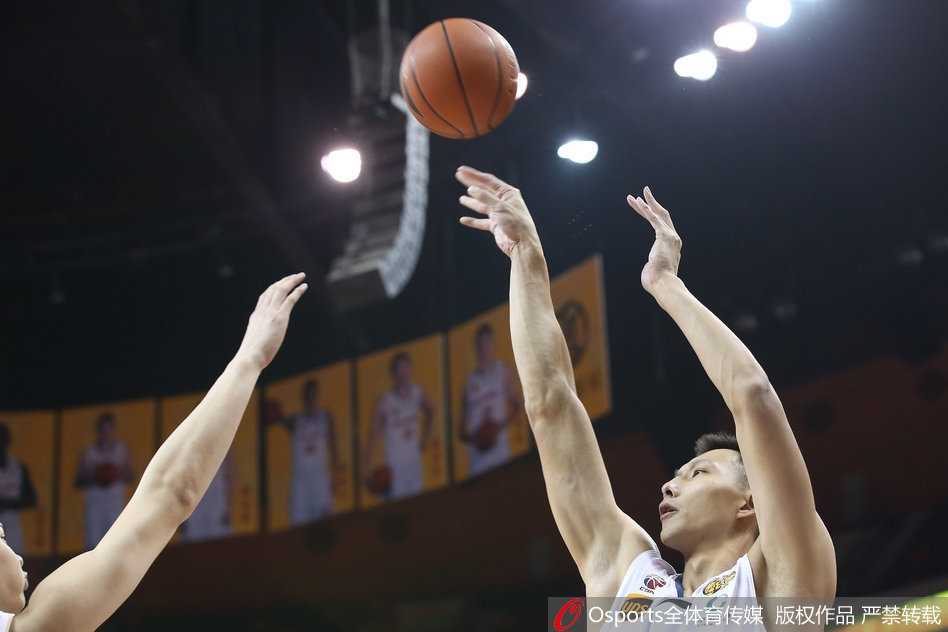 胜利的哨声吹响，广东队的年轻球员胡明轩和队友们紧紧拥抱在一起，他们脸上的笑容如同冬日里的暖阳，庆祝这场来之不易的团队胜利。