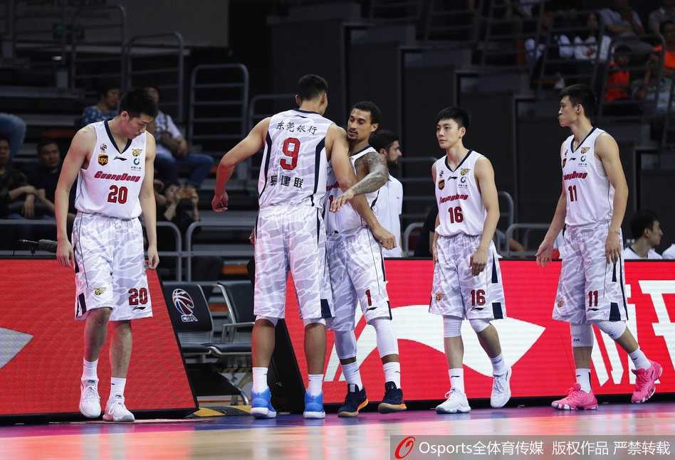 粤军铁骑踏破八一,华南虎六连胜独领风骚 易建联在篮下卡住位置,用他标志性的柔和手感完成了一次高难度的转身跳投,八一队的年轻防守球员只能无奈地仰望。