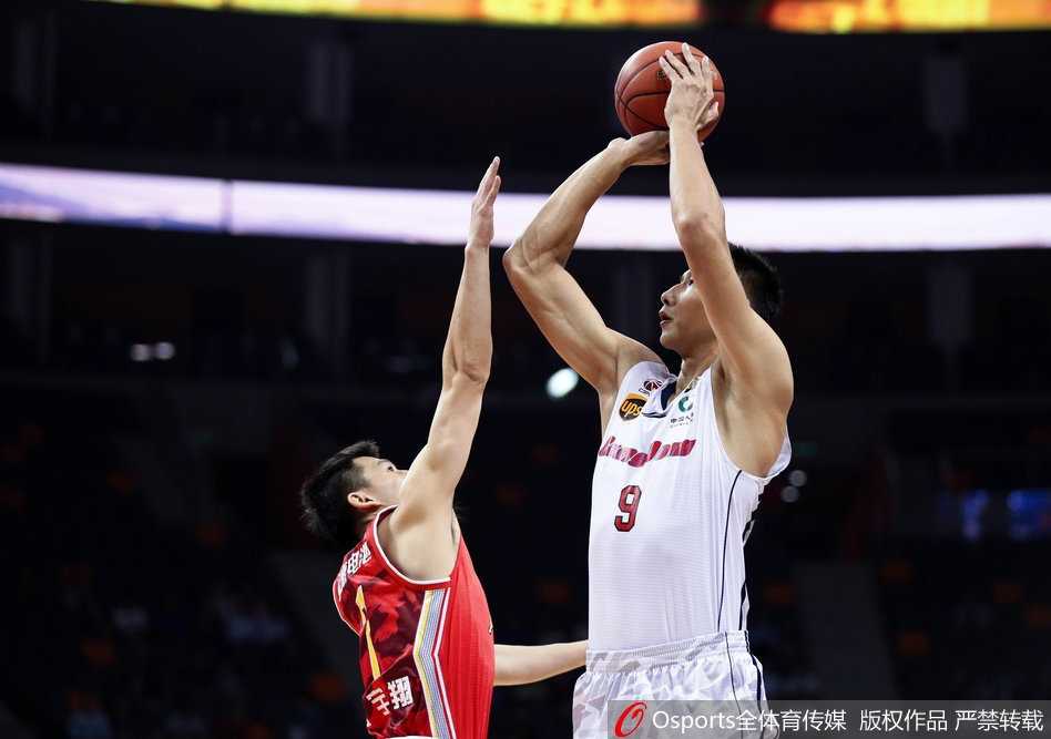 粤军铁骑踏破八一,华南虎六连胜独领风骚 广东队年轻球员抓住快攻机会,如脱缰野马般飞速杀向前场,以一记充满活力的上篮向所有人展示着华南虎的深厚储备。