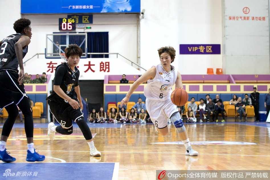 广东队外援哈里斯面对防守球员，稳稳地出手三分，篮球在空中划出一道美妙的弧线，应声入网，现场观众纷纷起身为这次精彩的进球鼓掌。