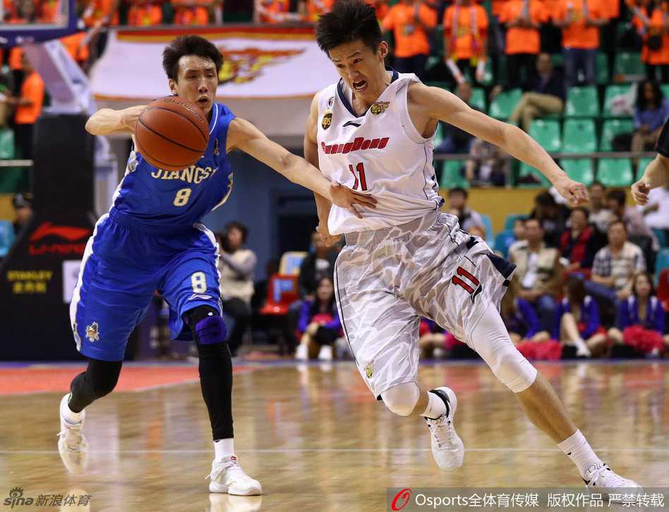 粤媒:阿联隔扣燃爆全场 广东宏远铁血防守显冠军底蕴 斯隆如蝴蝶穿花般摆脱防守,在对抗中保持平衡,单脚起跳完成高难度的飞身上篮,展现顶级外援风采