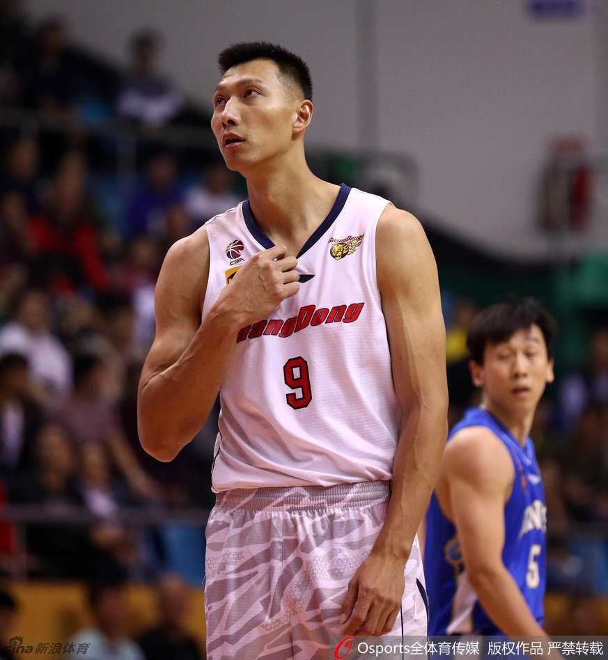 粤媒:阿联隔扣燃爆全场 广东宏远铁血防守显冠军底蕴 赵睿如流星般疾速切入,面对空篮舒展长臂,以一记雷霆万钧的单手劈扣终结进攻,青春风暴势不可挡