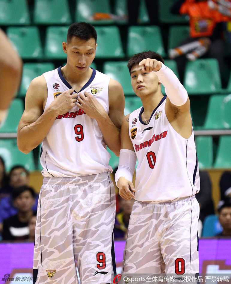 粤媒:阿联隔扣燃爆全场 广东宏远铁血防守显冠军底蕴 老将布泽尔陷入重围却毫无惧色,他高高举起双臂,在长人林中强硬护球,寻找着出球的最佳路线