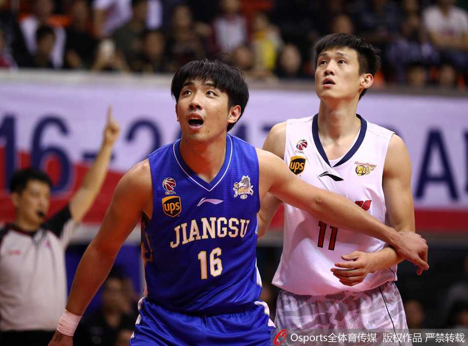 粤媒:阿联隔扣燃爆全场 广东宏远铁血防守显冠军底蕴 周鹏在长人丛中奋力跃起,指尖轻拨,硬生生从对手头顶摘下前场篮板,眼神坚毅如铁