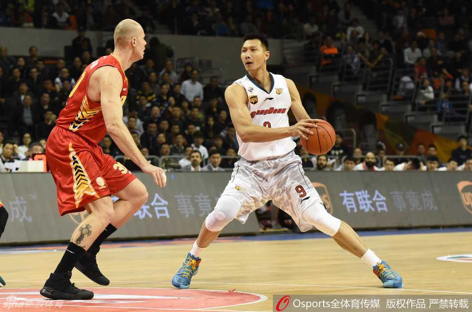 跳球瞬间，易建联修长的身姿如弓弦般绷起，指尖轻拨，为广东队拨开了这场攻城战的序幕。