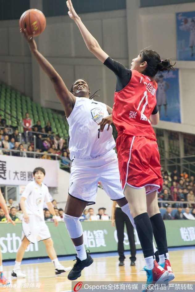 广东外援哈里斯篮下强打，用厚实的身板扛开防守，肌肉碰撞的瞬间仿佛能听到赛场上的闷响，力量感十足。