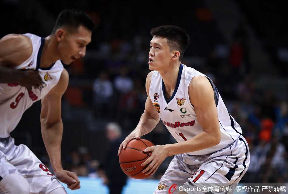 广东内线外援尼克尔森高举高打，在对手头顶完成一记技惊四座的隔人暴扣，展现了其强大的身体素质。