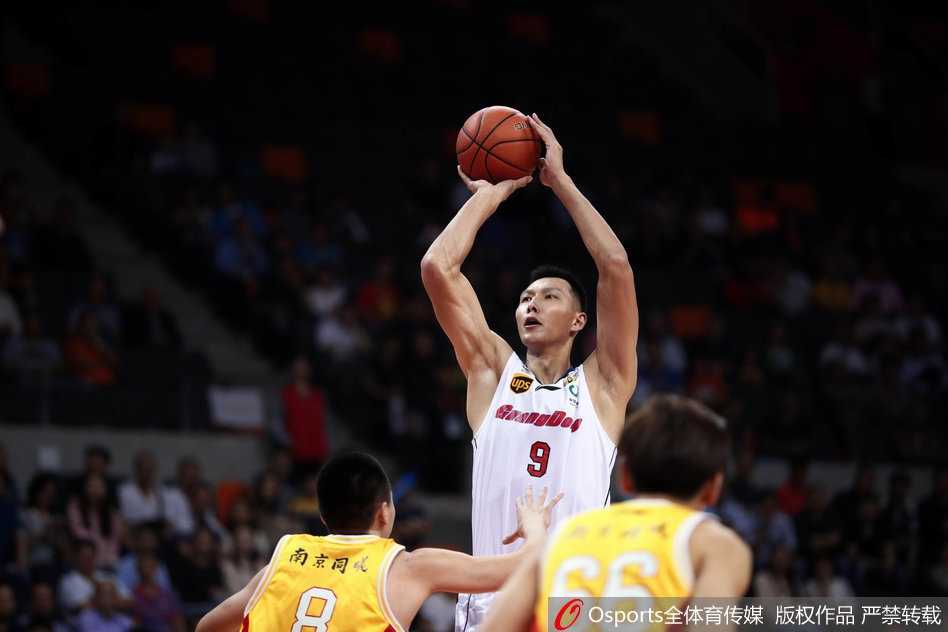 同曦外援希克森在易建联的严防死守下依然强行出手，虽然本场空砍大号两双，但其拼搏精神值得尊敬。