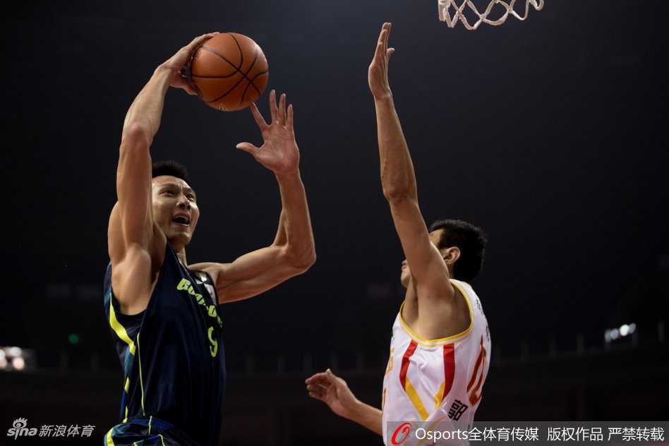 周鹏稳稳命中底角三分后，紧握双拳，怒吼着与回防的队友击掌，队长风范尽显无疑。