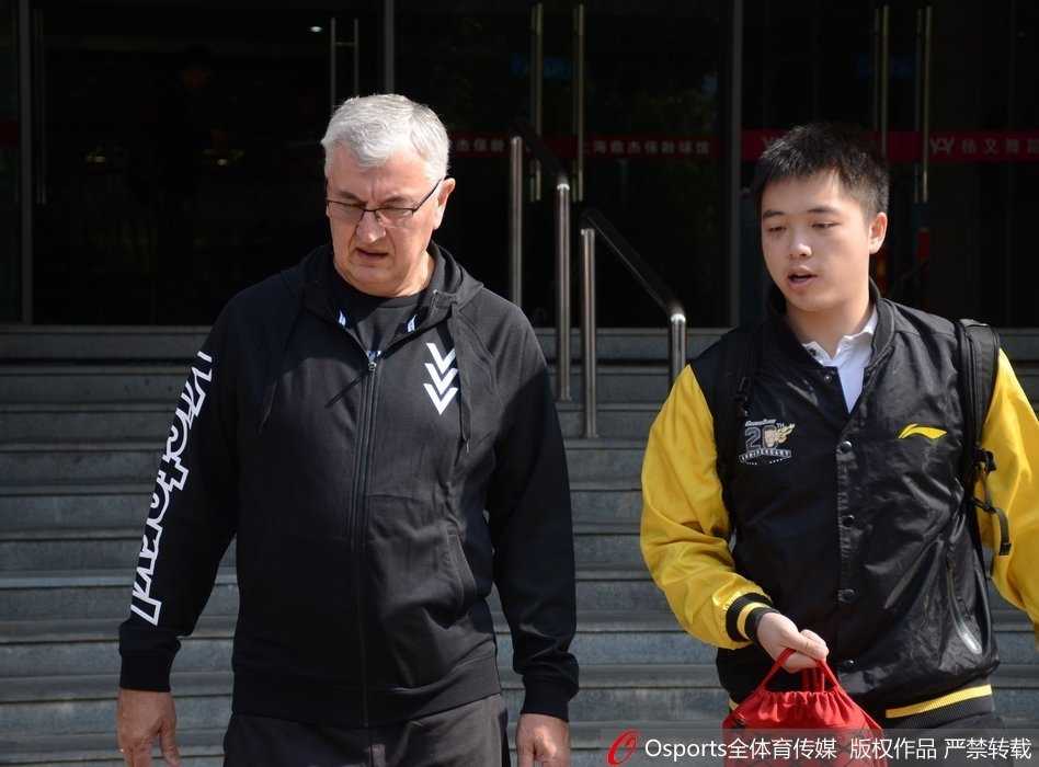 训练间隙，易建联依然留在场上加练罚球，篮球在空中划出优美的弧线，正如他对胜利的执着追求。