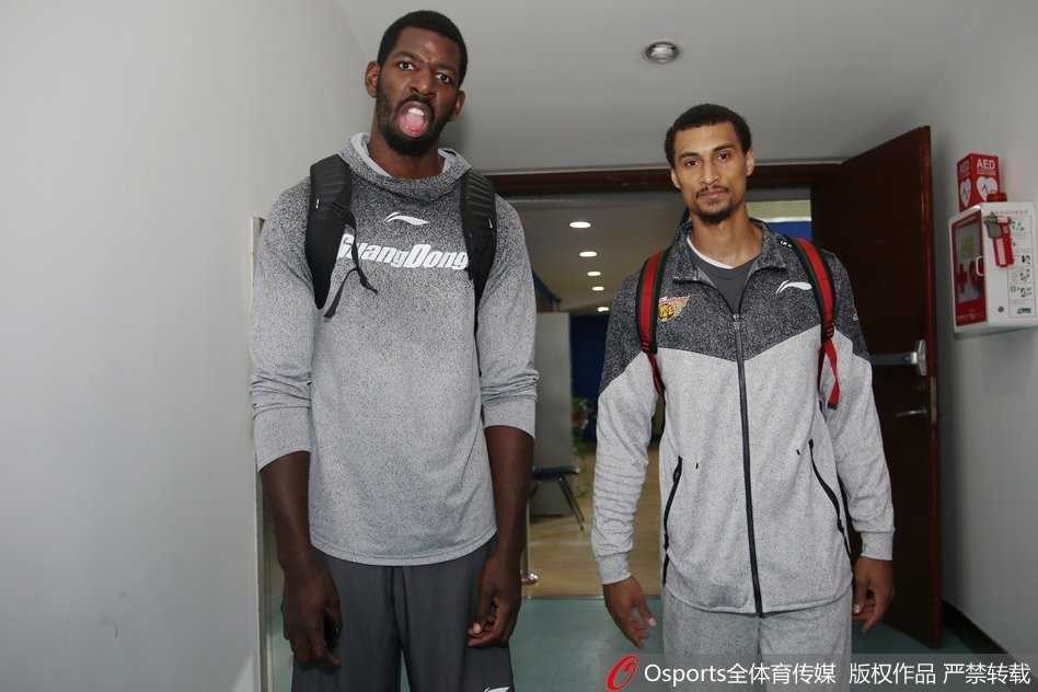 大外援尼克尔森与易建联在内线进行挡拆配合练习，两人的默契程度将直接决定广东队进攻端的上限。