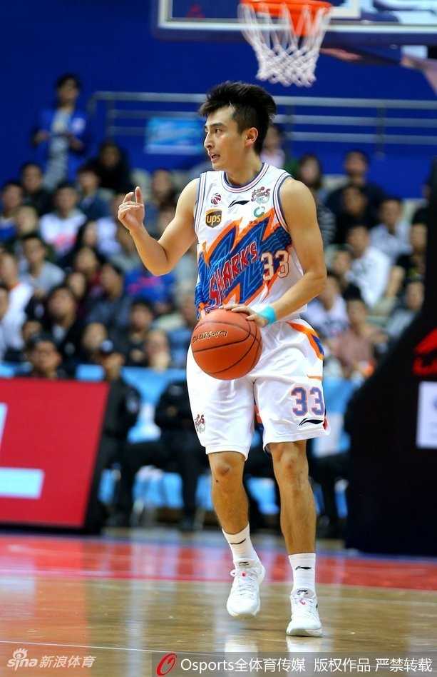 从董瀚麟手中成功抢断后，广东队小将胡明轩迅速发动快攻，面对空篮轻盈上篮，这一刻他的眼中闪烁着新生代球员的自信与锐气。