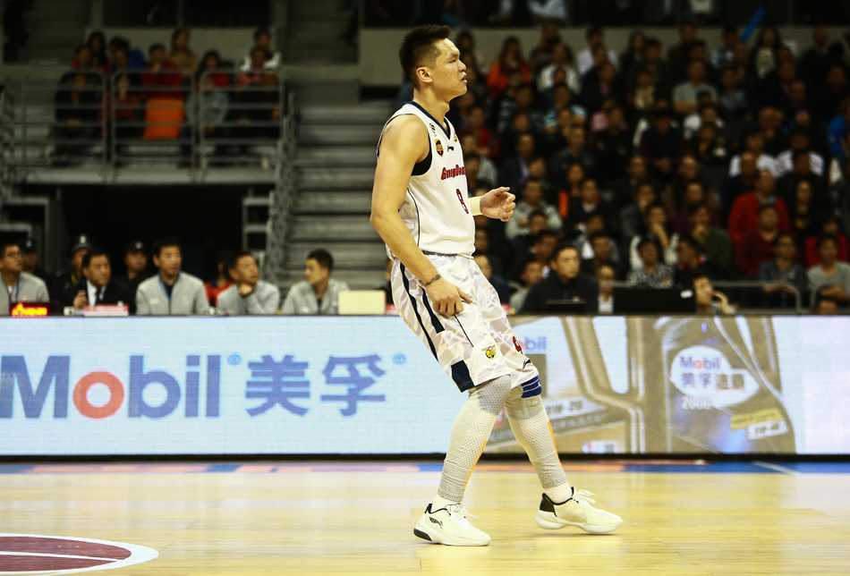 粤疆争霸风云再起 阿联哈达迪内线肉搏 广东外援斯隆面对严密夹击,冷静地选择了高难度的抛投,皮球越过防守球员指尖,空心入网