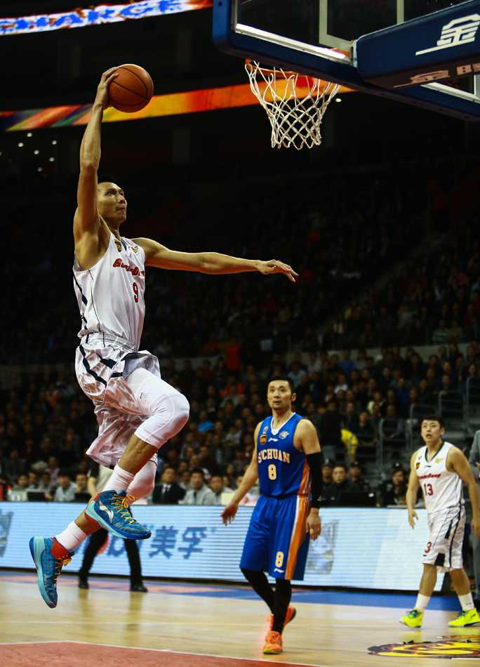 粤疆争霸风云再起 阿联哈达迪内线肉搏 四川外援哈达迪与易建联在篮下展开激烈肉搏,两人肌肉紧绷,寸土必争,空气中弥漫着内线强员对抗的火药味