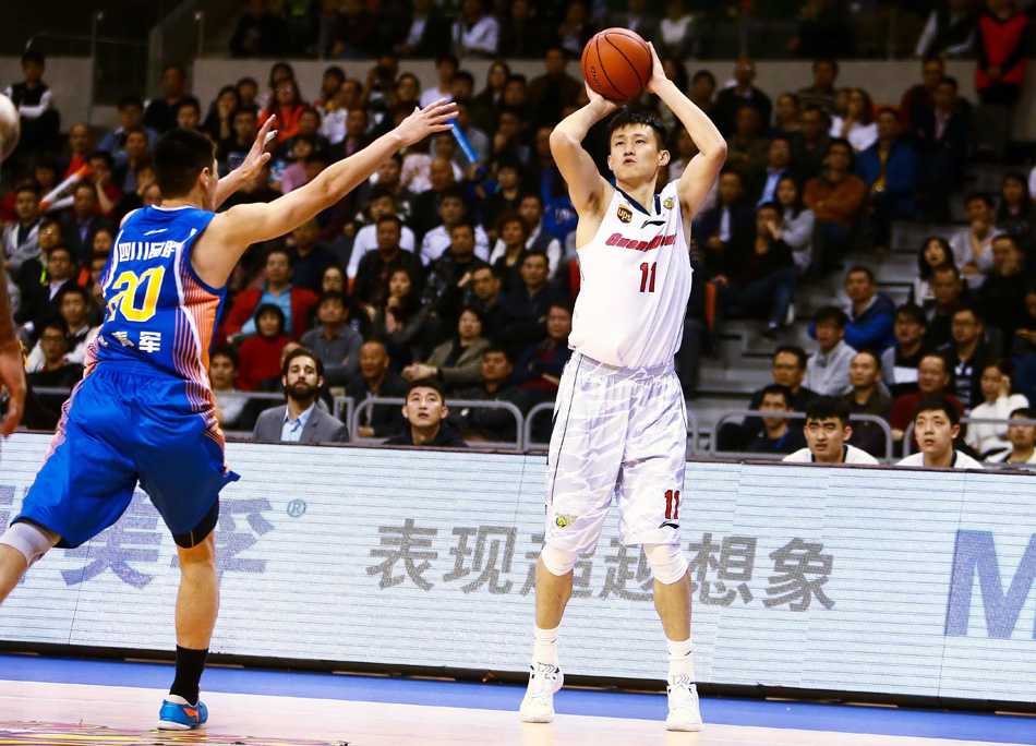 粤疆争霸风云再起 阿联哈达迪内线肉搏 老将朱芳雨在三分线外张手就投,皮球划过一道完美弧线,仿佛又下起了熟悉的‘三分雨’,对手只能望球兴叹