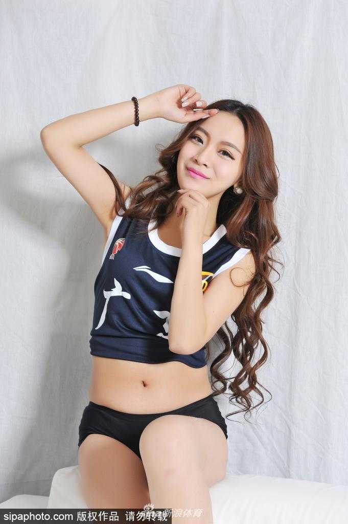 拉拉队员回眸一笑，仿佛在为广东队的未来加油打气