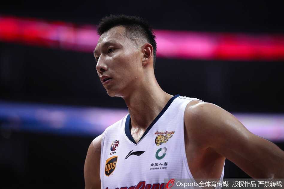 易建联在三人合围之下毫无惧色，他凭借超凡的核心力量高高跃起，用指尖轻轻一拨，将篮板球稳稳收入囊中，彰显出中国男篮领袖的绝对统治力。