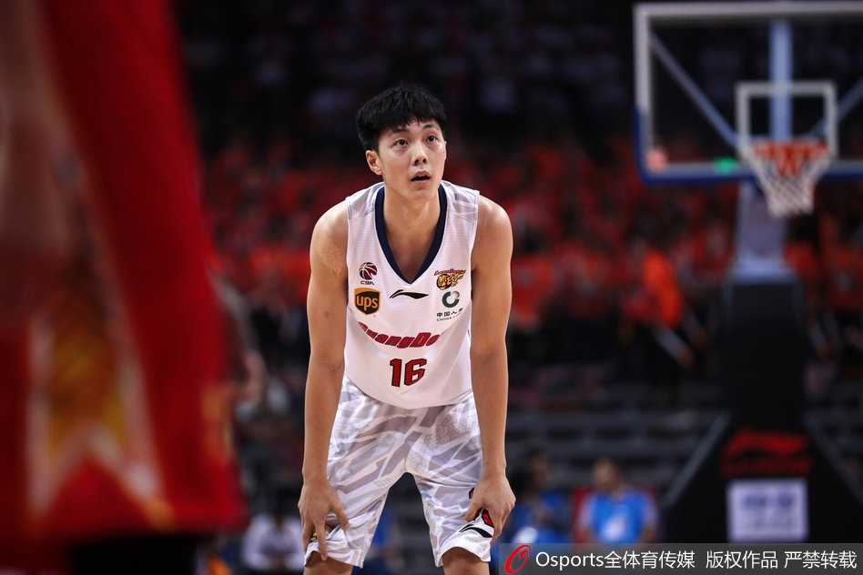 面对李慕豪的遮天长臂，易建联选择用他最擅长的中距离跳投作为回应，篮球在空中划出一道优雅的弧线，精准地穿过篮网，留下一声清脆的刷网声。