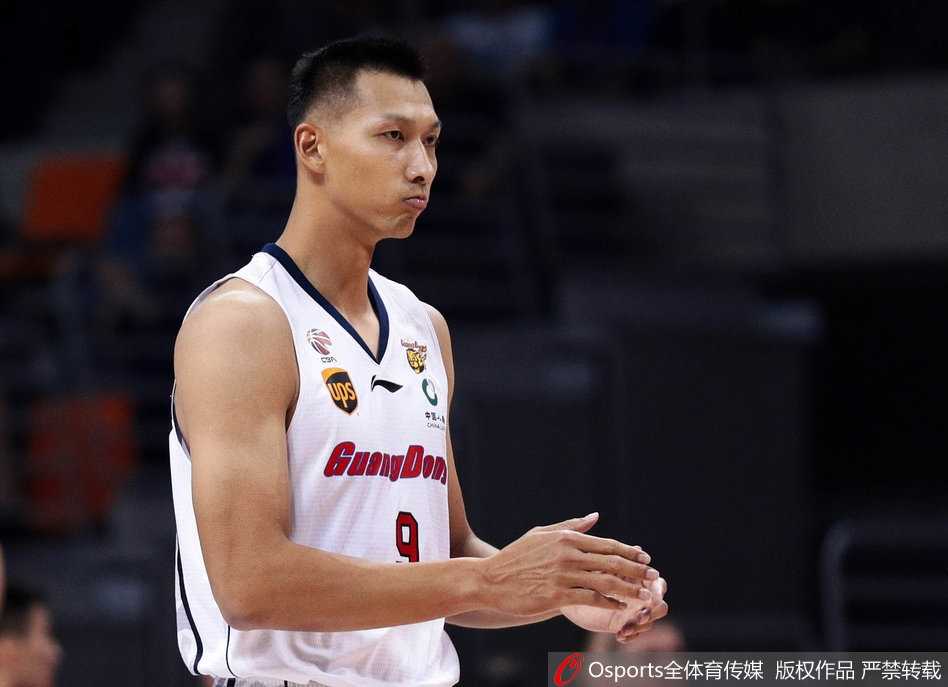 在庄重的氛围中，朱芳雨的8号球衣在东莞篮球中心缓缓升起，全场目光聚焦，见证这一荣耀时刻，他的眼神中满是对这片赛场的眷恋与无悔。