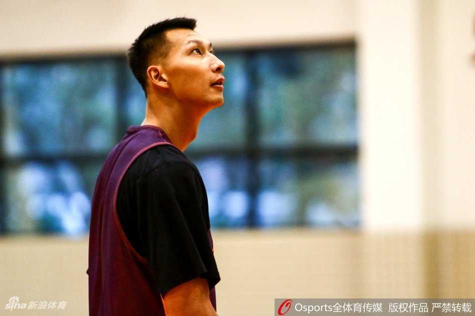 队内训练赛激烈进行，球员们快速奔跑，积极拼抢。场馆内的蓝色座椅空旷无人，但仿佛能听见昔日冠军的呐喊与回响，等待着重现荣光的那一刻。