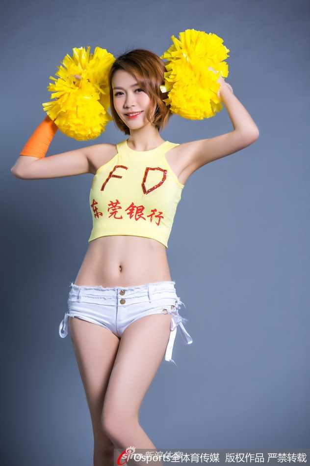 一位宝贝在排练中回眸一笑，额头渗着细密汗珠，眼中闪烁着对即将到来的新赛季的期待与自信光芒。