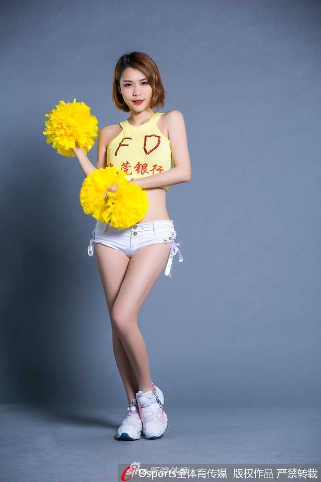 宏远篮球宝贝们身披金色战袍，在季前赛开打前排练全新舞蹈，每一个轻盈的跳跃都仿佛在向胜利招手。