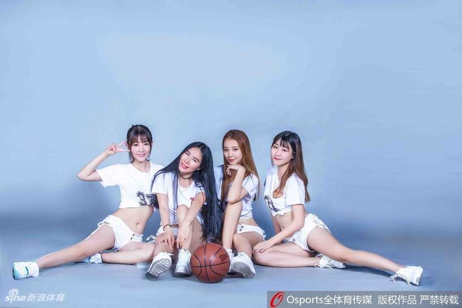 两位啦啦队员并肩而站，身姿挺拔，笑容明媚，散发着属于年轻人的朝气与蓬勃，将“运动女孩”的健康美展现得淋漓尽致。