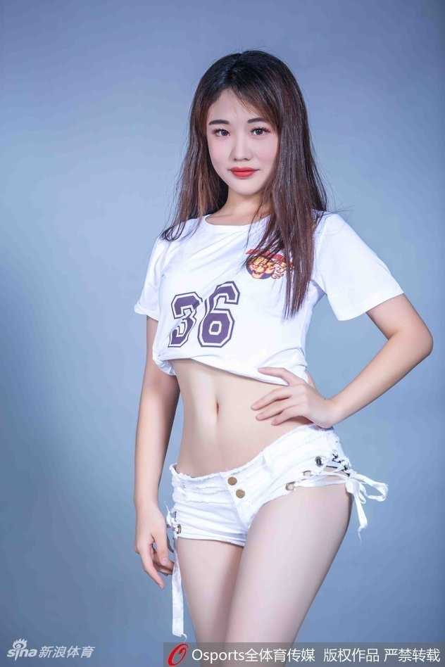 啦啦队成员以经典的赛场手势亮相，眼神中闪烁着自信与热情，仿佛正引领全场观众为广东队呐喊助威。