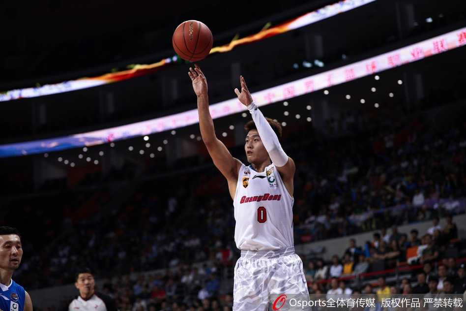 广东队主教练尤纳斯在场边神情严肃地指挥比赛，他对球队上半场的松懈表现并不满意