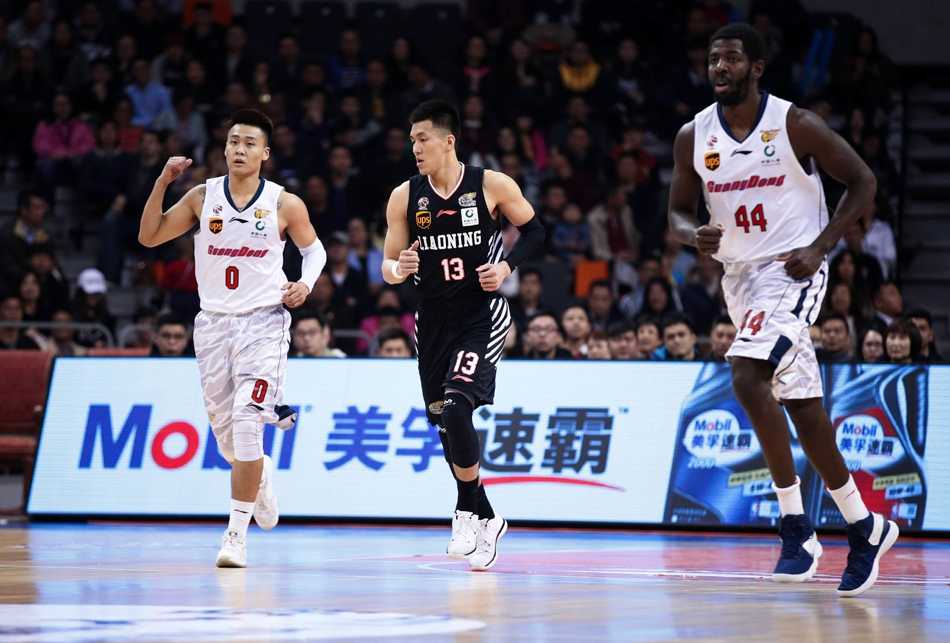 辽宁核心郭艾伦面对防守球员，展现出了极佳的个人技术，他正在用一记背后运球晃开空间，准备发动新的攻势。