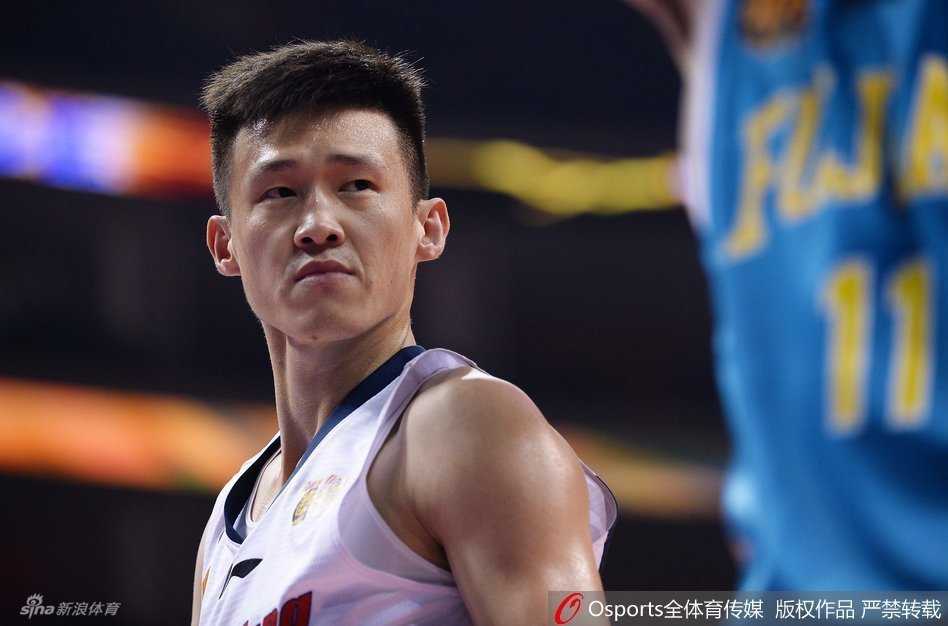 广东队老将朱芳雨持球突破，尽管防守球员紧贴不放，但他凭借强壮的身体卡住身位，用标志性的节奏完成上篮，依稀可见当年MVP的风采。