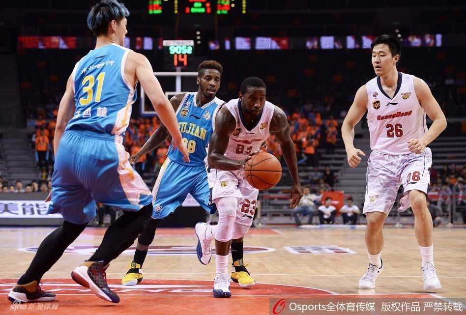 广东队内线董瀚麟接队友妙传后，如猛虎下山般冲向篮筐，无视防守完成一记势大力沉的单手劈扣，展现了十足的爆发力和冲击力。