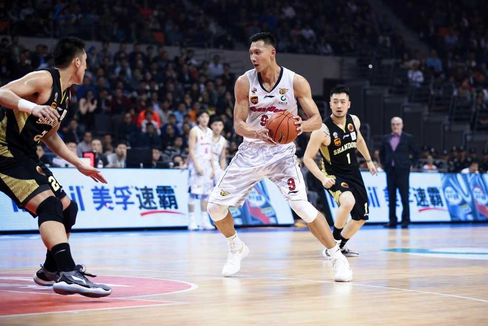 终场哨响，易建联身披广东队战袍，神情落寞地低头走向球员通道，身后是山东队球员庆祝胜利的欢腾场景，巨大的反差凸显了竞技体育的残酷与魅力。