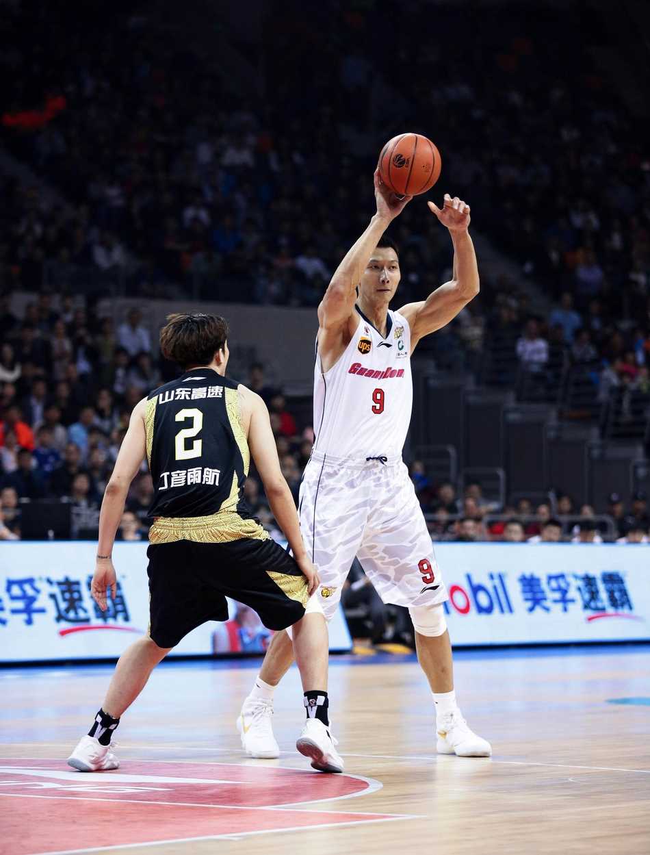 山东队外援劳森在广东队多人围堵的缝隙中，送出绝妙助攻，皮球穿越防线直达队友手中，瞬间撕裂了主队的防守体系。