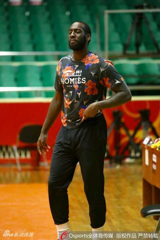 训练间歇，球员们围在一起击掌鼓劲，团队凝聚力在这一刻展现得淋漓尽致