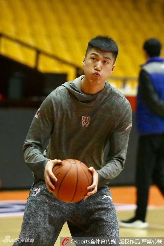 防守悍将滑步横移，张开双臂紧贴防守人，仿佛筑起一道移动长城