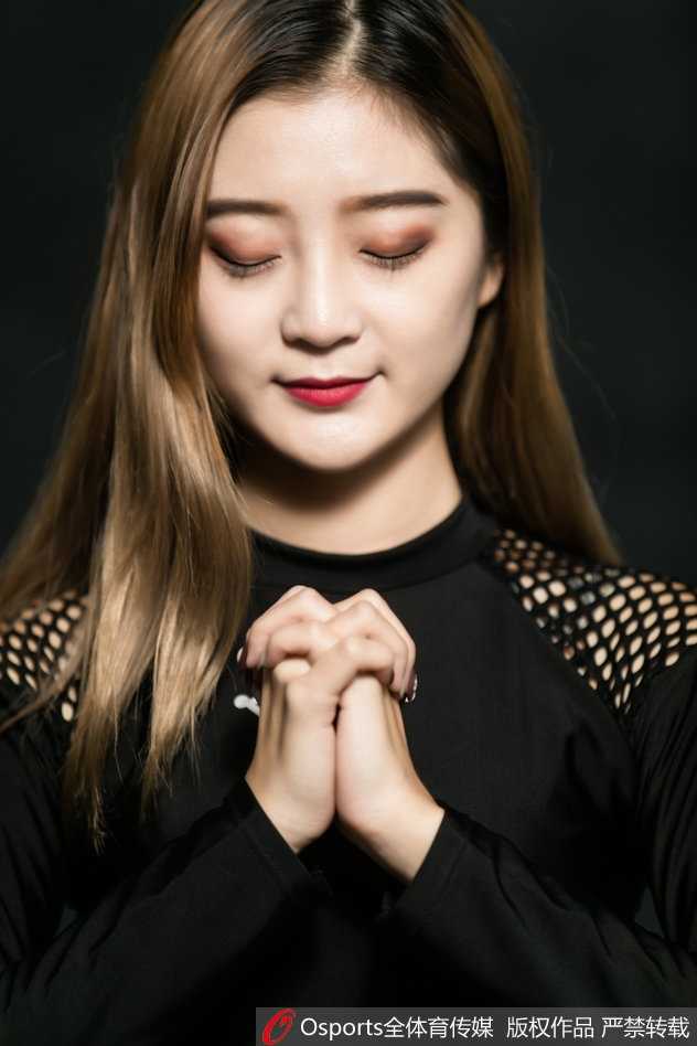 XTM啦啦队成员在聚光灯下展现自信笑容，飞扬的发丝与动感的姿态定格了赛场上的最美瞬间