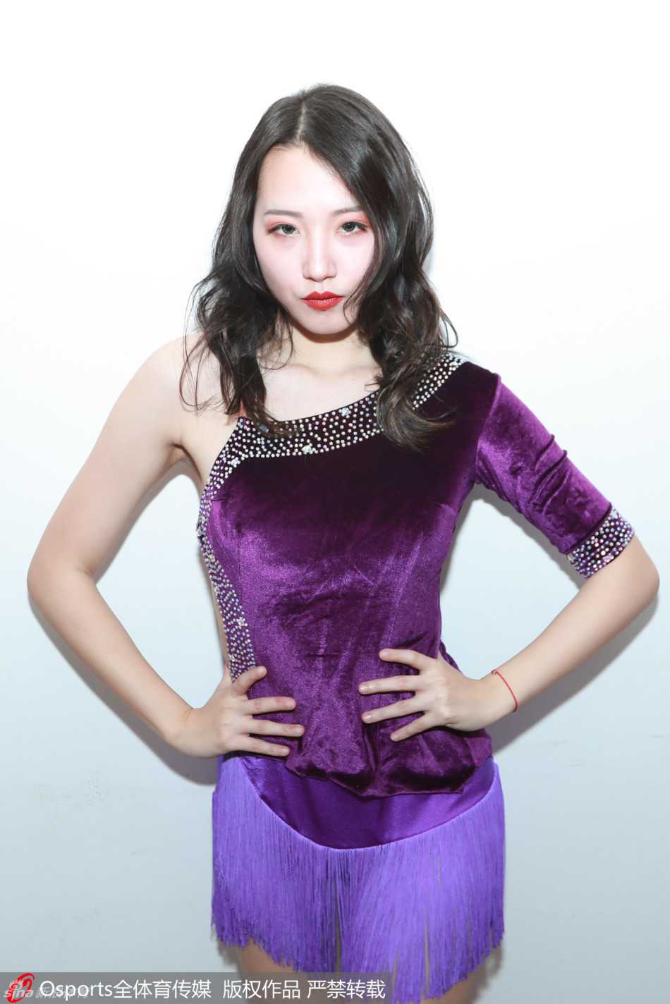 仪式尾声，全体啦啦队员背对镜头向大屏幕挥舞双手，屏幕上播放着胡雪峰的生涯集锦，这一刻，青春的热舞与不朽的传奇完美交融。