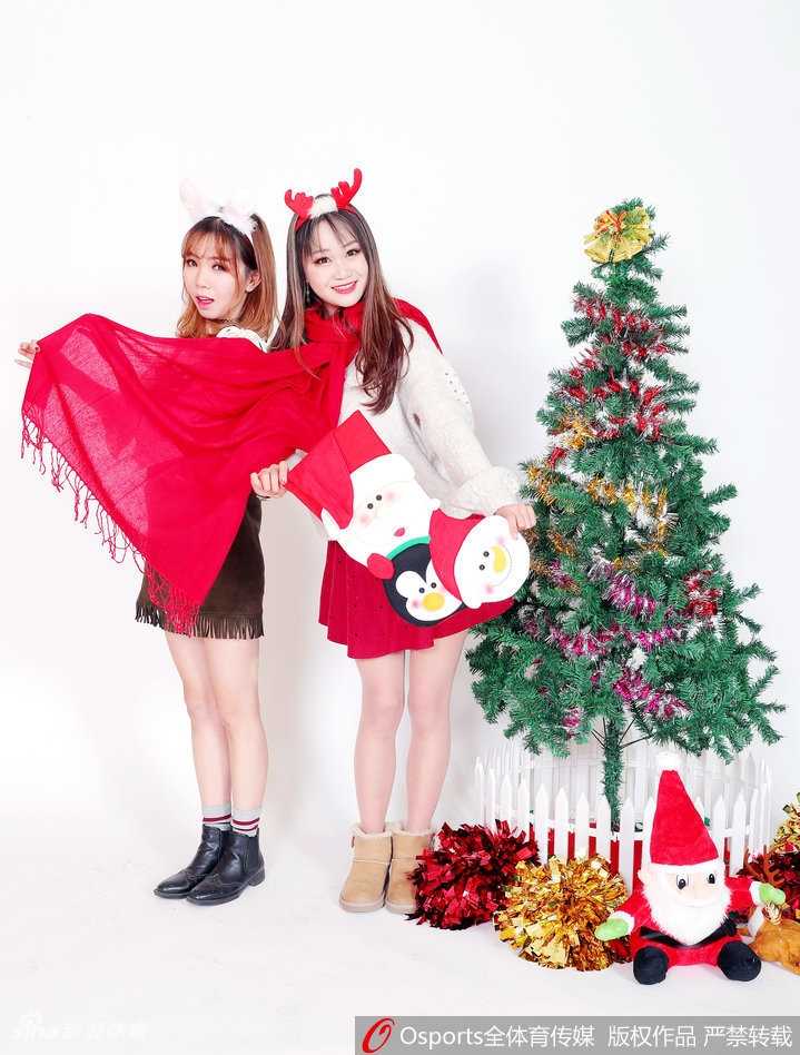 队员手持金色铃铛，红色短裙在旋转中轻轻飘起，动感十足仿佛正在赛场中央尽情舞动