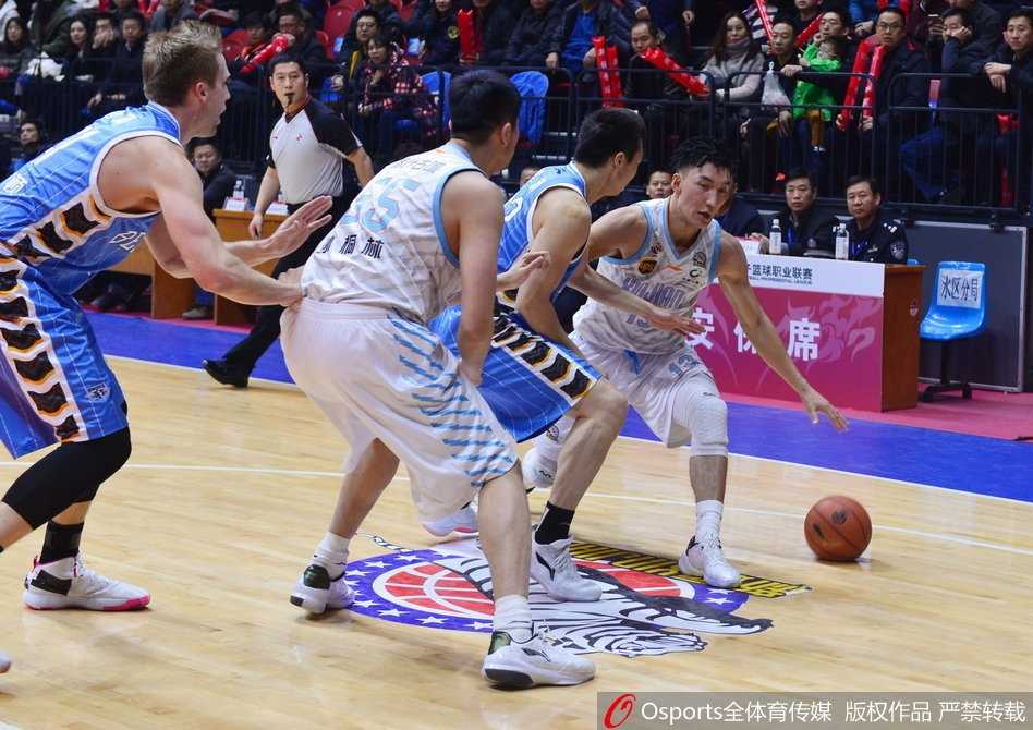 北京队外援汉密尔顿面对新疆队长人阵，高高跃起单手劈扣，展现出他出色的运动能力和在内线的统治力。